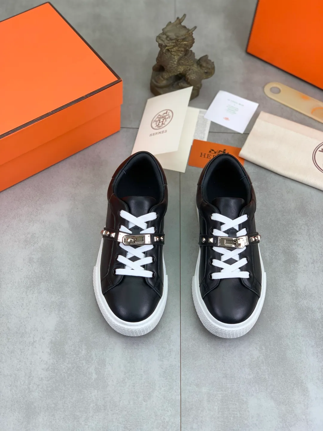Men's men's shoes 💰P640 New Hermes top version Hermès classic couple style #𝐊𝐞𝐥𝐥𝐲 buckle casual white shoes skateboard shoes that will not conflict with shoes at all. Full of unknowns, Hermès rarely produces flat casual shoes and they are paired with classic palladium-plated Kelly shoe buckles! You'll fall in love with it at first sight. It's super versatile and can be worn with any skirt or pants. 🉑️Close your eyes and wear it. It's super noble. Fabric: Specific cowhide/canvas material. Lining: Sheepskin lining. Outsole: Original molded TPU outsole. Size: 35-45.